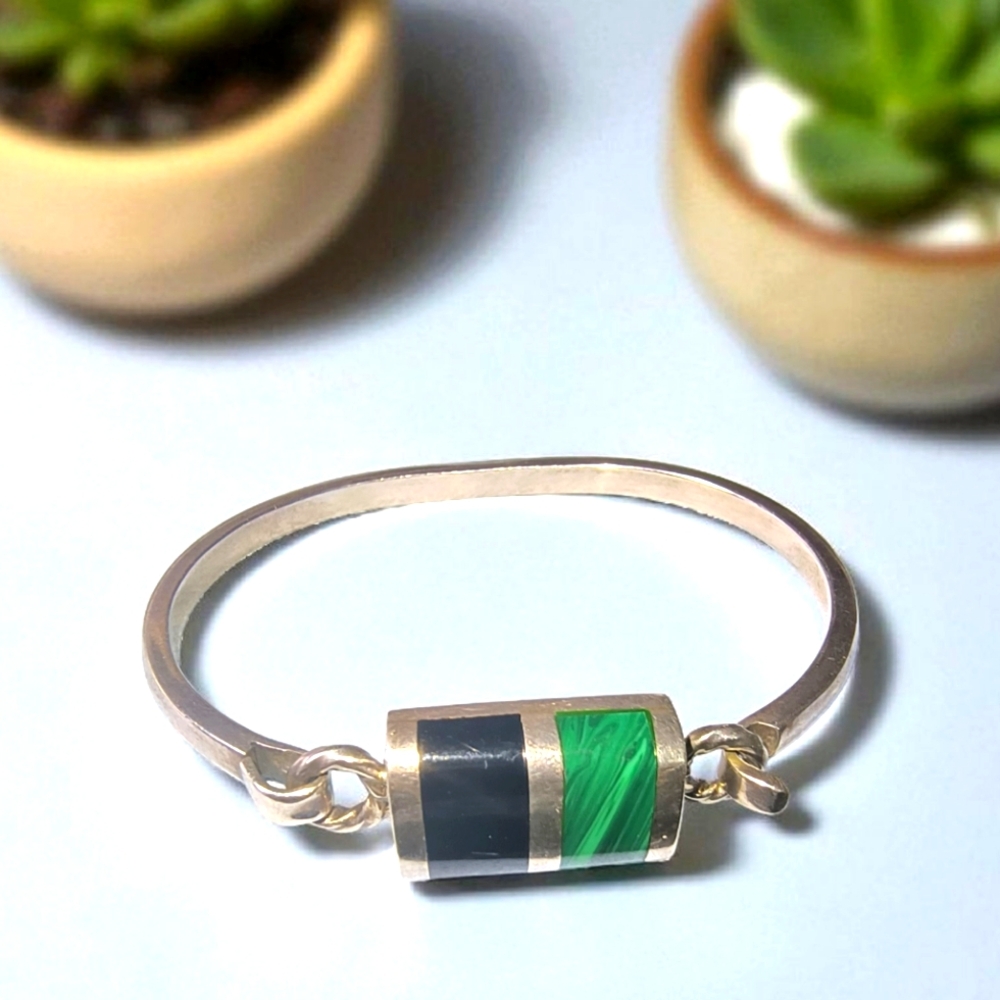 Sterling Silver Southwest Style Hook Bracelet – Malachite & Onyx